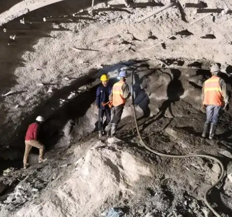 巴林右拱顶带模注浆料的施工流程及注意事项